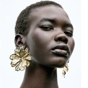 Brand New Zara TEXTURED FLOWER EARRINGS